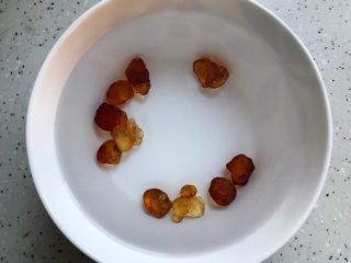 玫瑰花红枣百合桃胶甜羹 