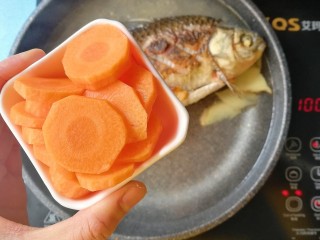 胡萝卜山药鲫鱼汤 